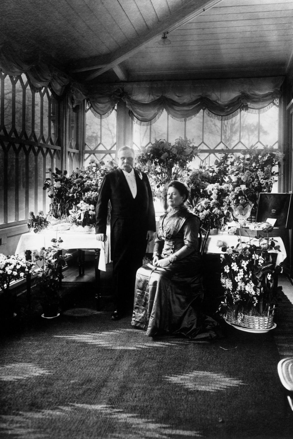Ravintoloitsija G. A. Wickström ja Erika Wickström hopeahääpäivänään Ravintola Kaisaniemen lasiverannalla vuonna 1911